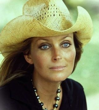 Look at those eyes — do you know who this gorgeous woman is? She used to be one of the biggest beauty icons of her time, and today she celebrates her 67th birthday. Time flies, and her appearance now will leave you shocked.